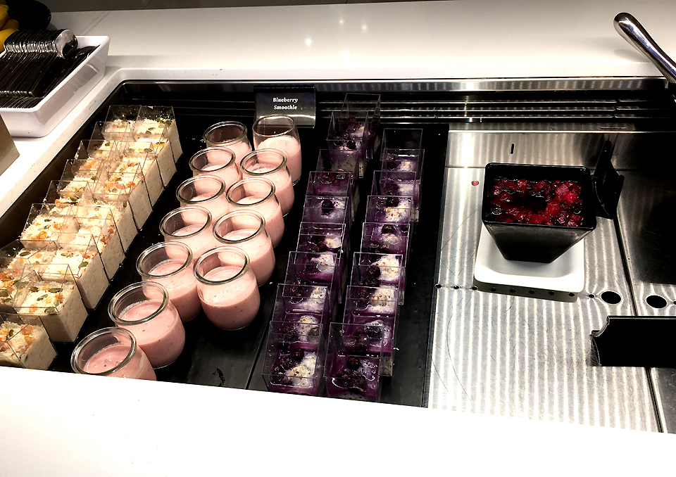 koru-lounge-auckland-breakfast