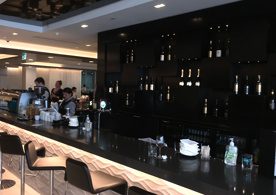 koru-lounge-auckland-bar1