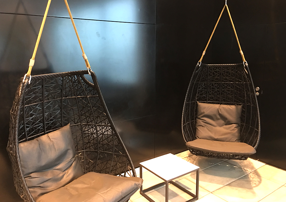 koru-lounge-auckland-pods