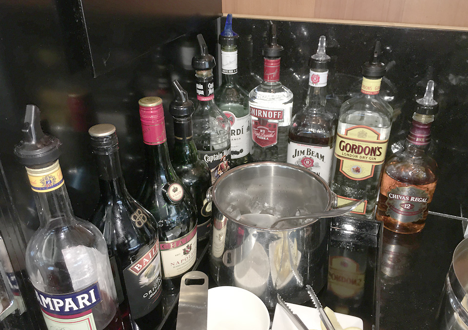 qantas_auckland_lounge_beverages1