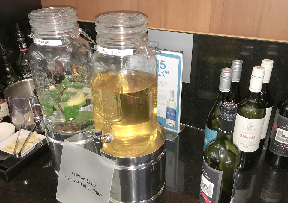 qantas_auckland_lounge_beverages3