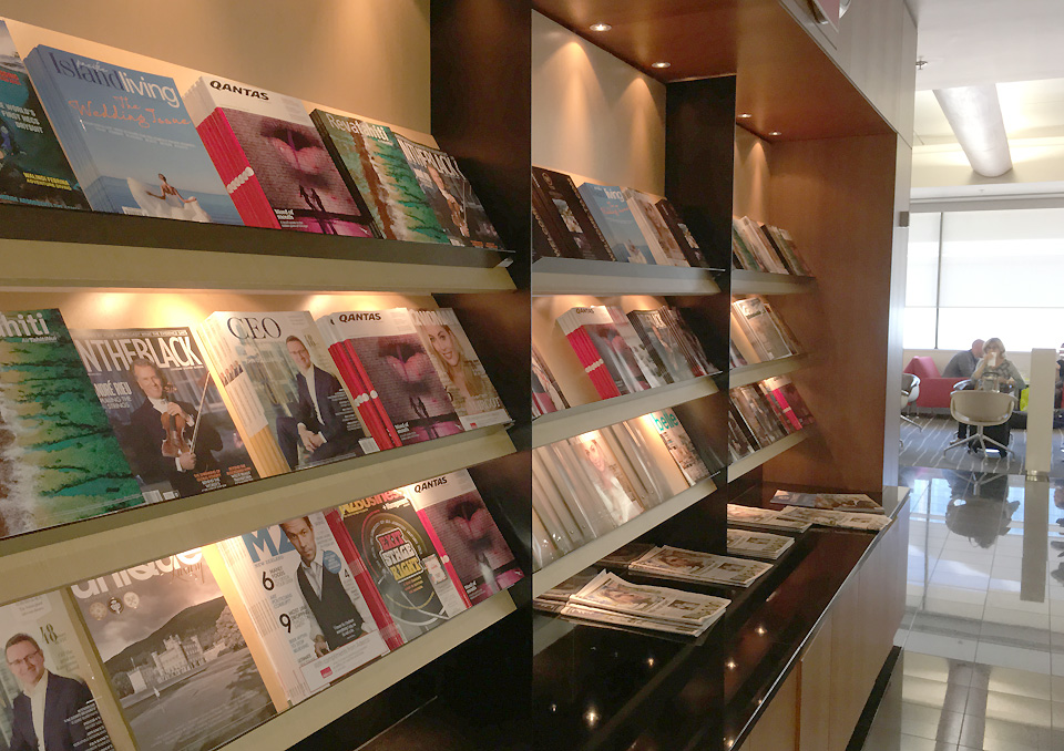 qantas_auckland_lounge_readiing