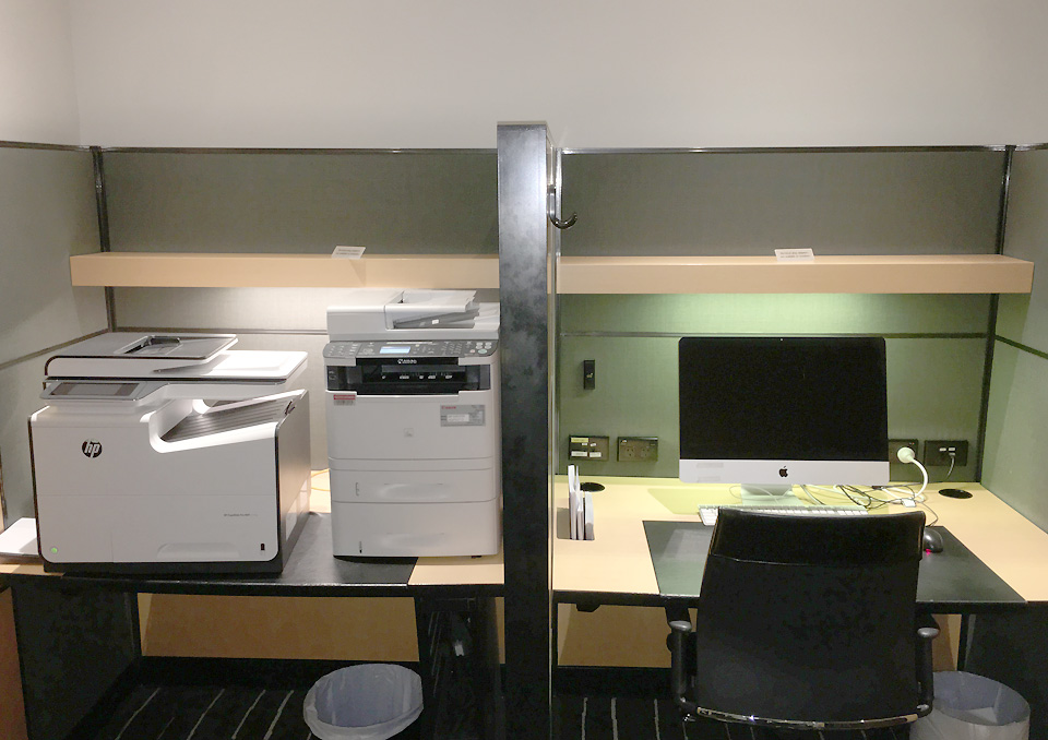 qantas_auckland_lounge_workstation_printers