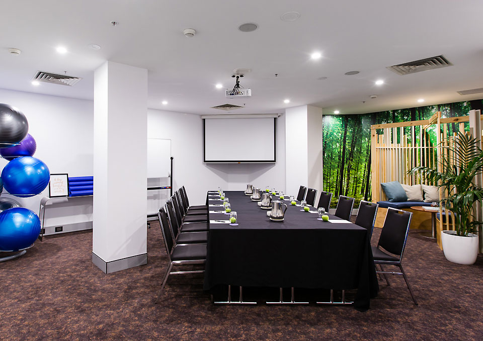 Novotel-Sydney-Darling-Harbour---InBalance-meeting-room
