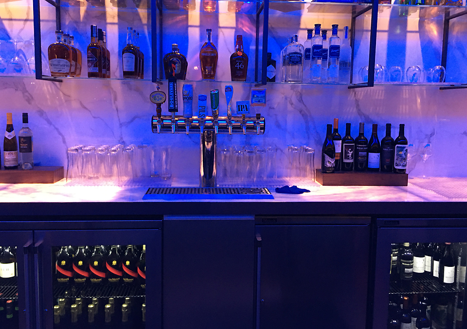 The bar at United Polaris lounge at San Francisco.